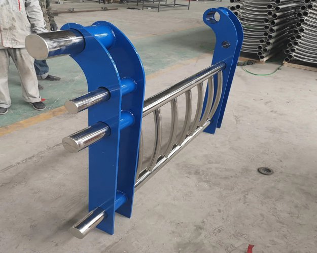 不銹鋼復(fù)合管護(hù)欄