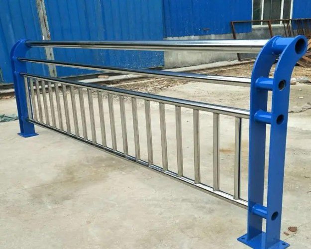 不銹鋼復(fù)合管護(hù)欄